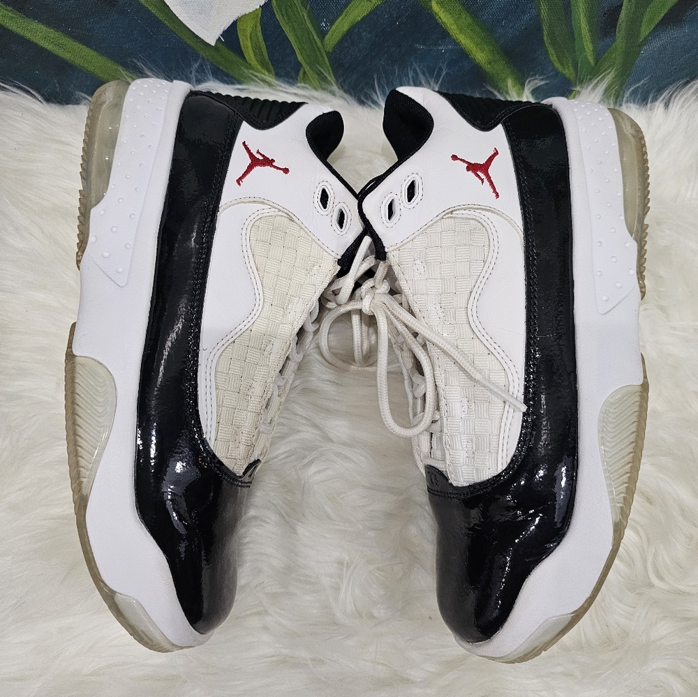 Nike Jordan Max Aura 2 CK6636 102 Sneakers White and black size youth 5.5